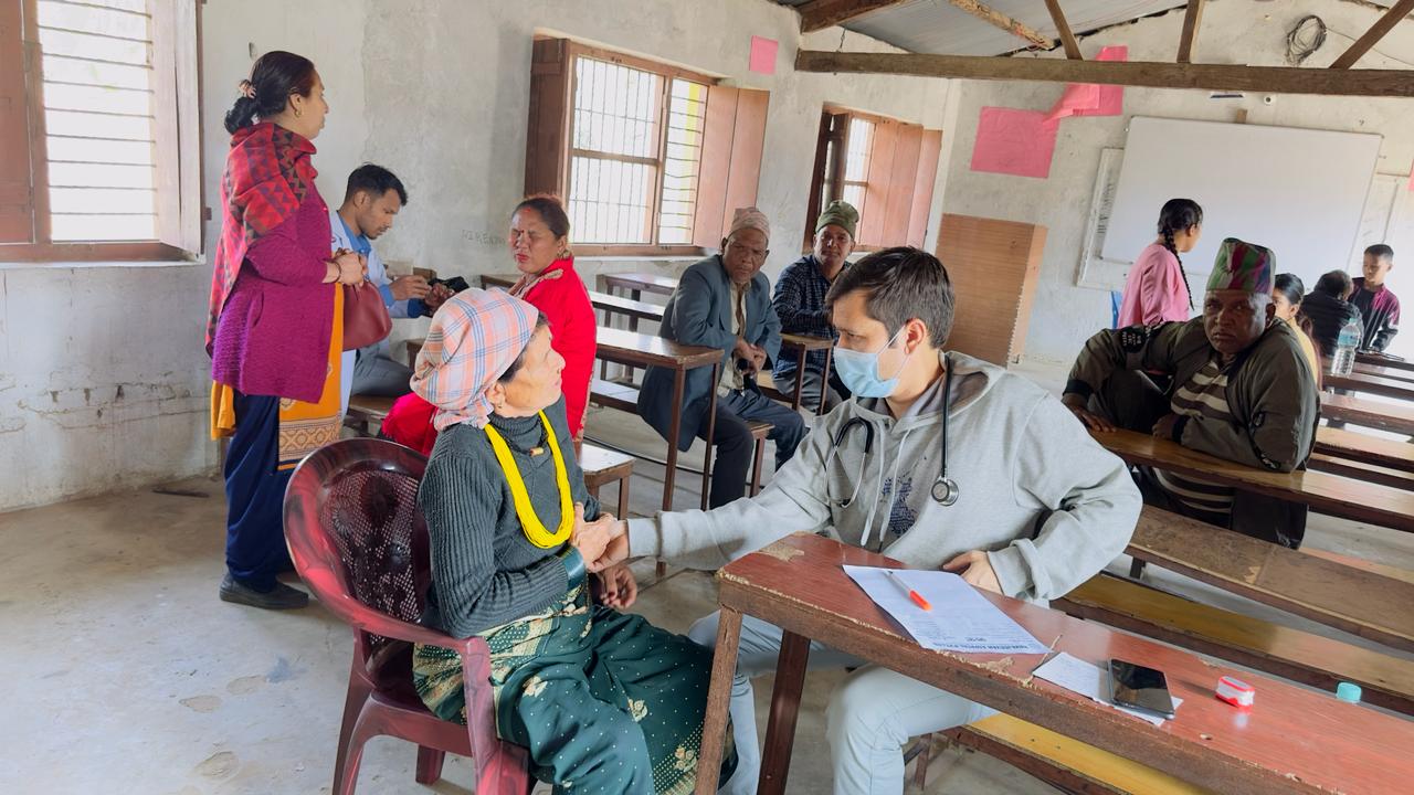 नवजीवन अस्पताल द्धारा कञ्चनपुरको अमरबस्तीमा निशुल्क स्वास्थ्य शिविर