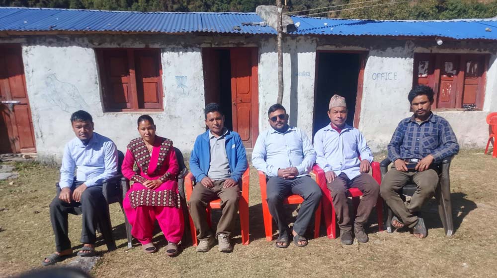 बाजुराको हिमाली गाउँपालिकाका शिक्षक विद्यार्थीको पर्खाइमा