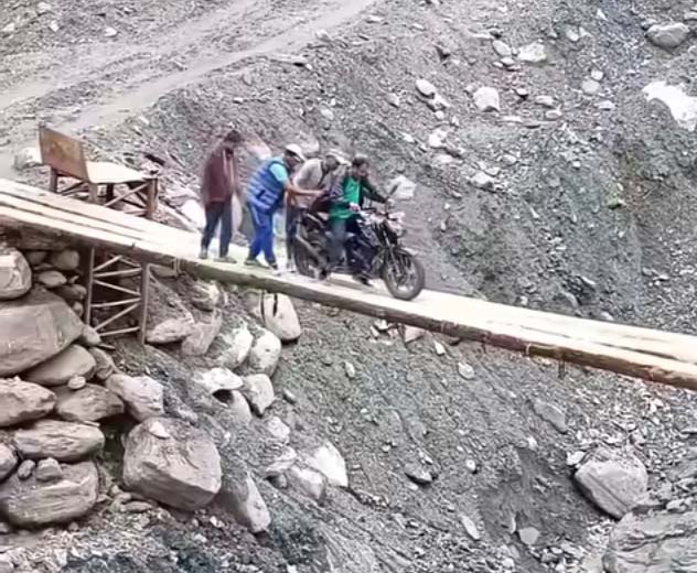 बाजुराका अधिकांश स्थानीय जोखिमपूर्ण यात्रा गर्न बाध्य