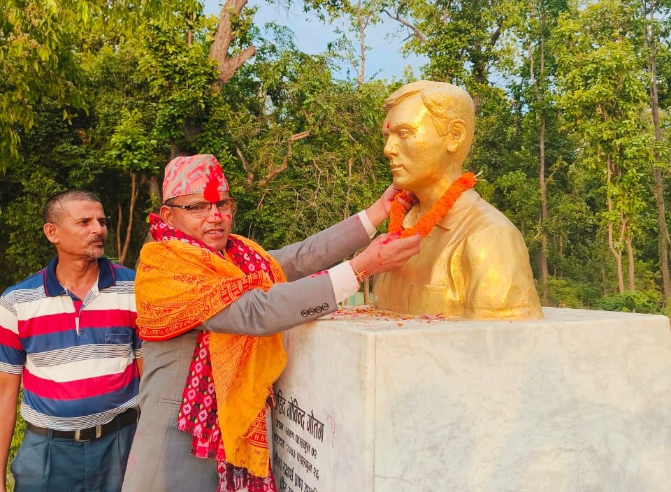 सुदूरपश्चिमका मन्त्री थापाद्वारा सहिदको सालिकमा माल्यार्पण