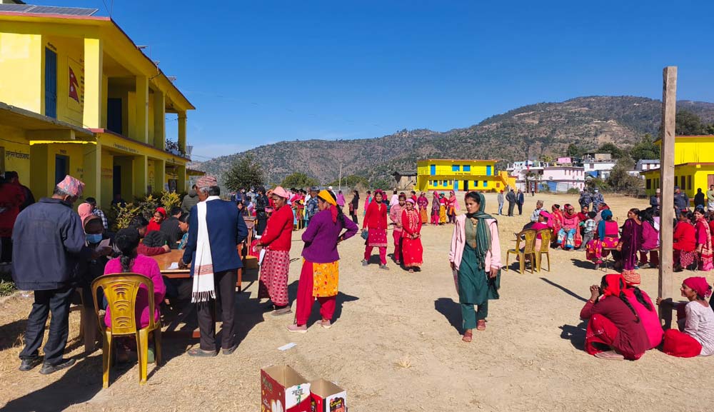 उपचार गराउन शिविर पर्खिन्छन् बैतडीका महिला