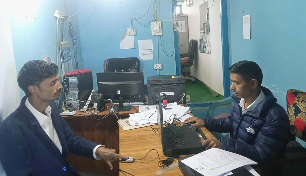 धमाधम थपिँदै छन् बैतडीमा नयाँ मतदाता