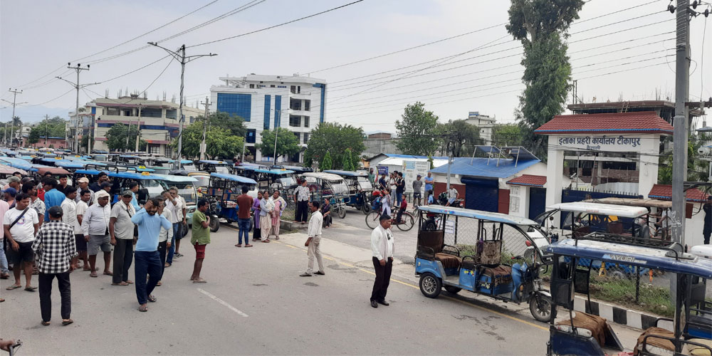 टीकापुरका अटोचालक आन्दोलित