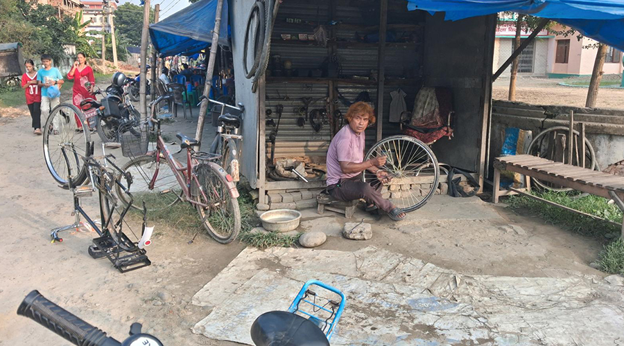 कैलाली बहुमुखी क्याम्पसमा मास्टर्स पढ्दै गरेका साइकल मिस्त्री