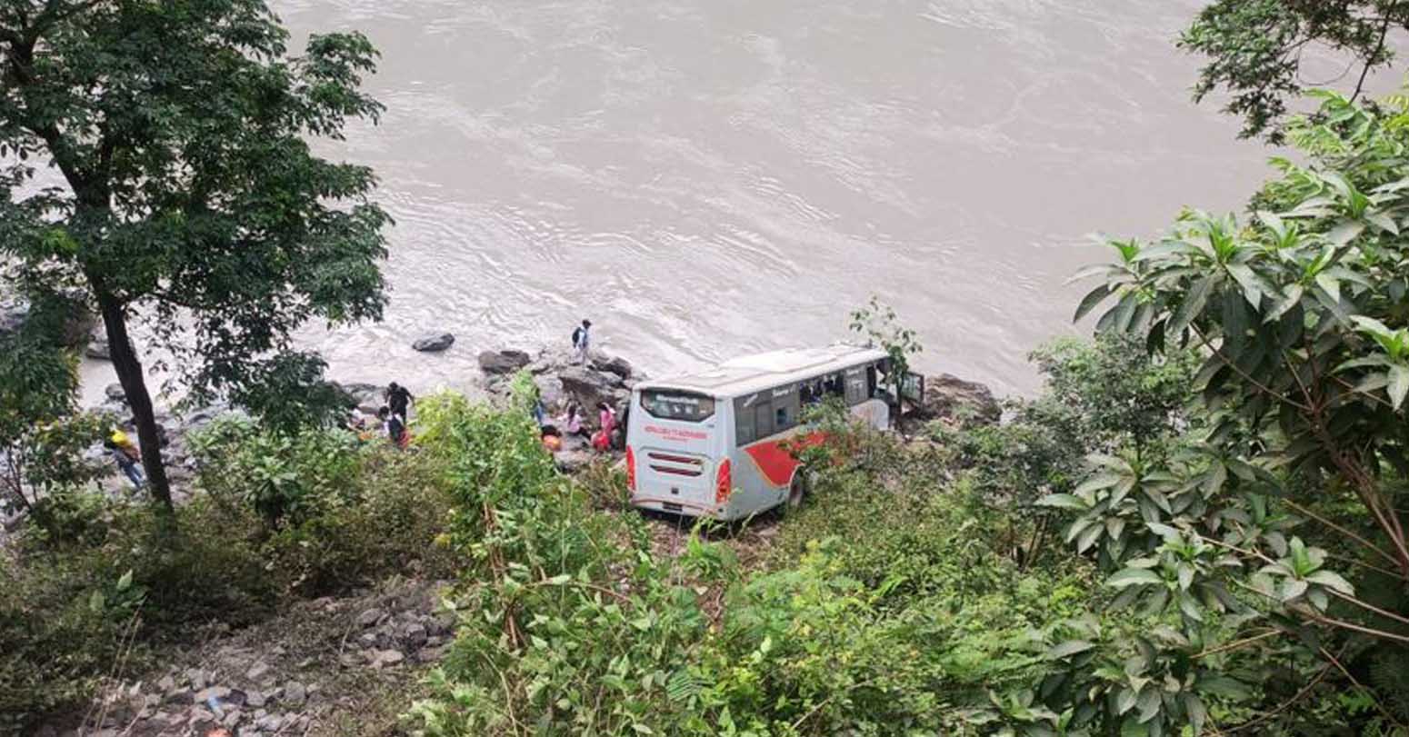 चितवनमा बस दुर्घटना : २० जना घाइते, पाँचको अवस्था गम्भीर