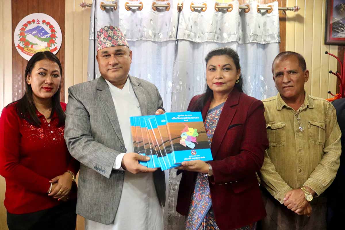 आयोगद्वारा कार्यक्रमको एकीकृत पुस्तक हस्तान्तरण