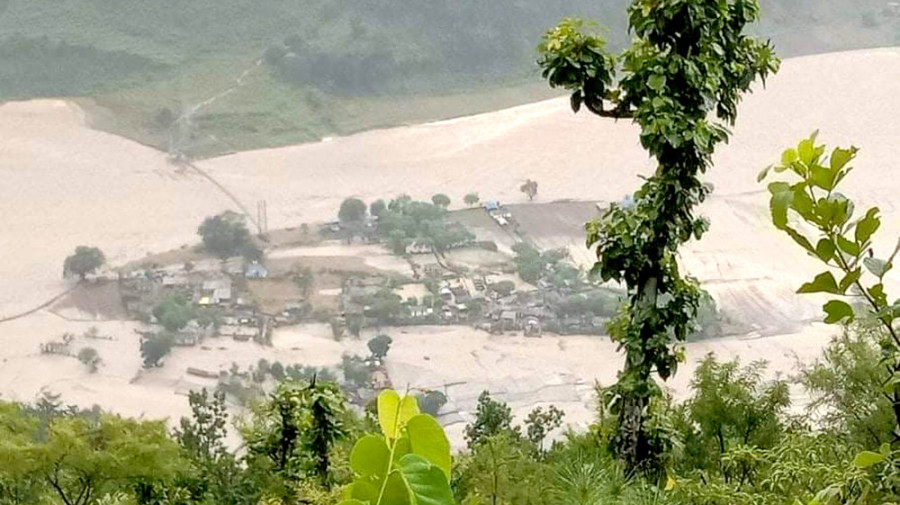 सेती नदी बस्ती पस्न थालेपछि सिगासका ६० परिवारलाई सुरक्षित स्थानमा सारियो