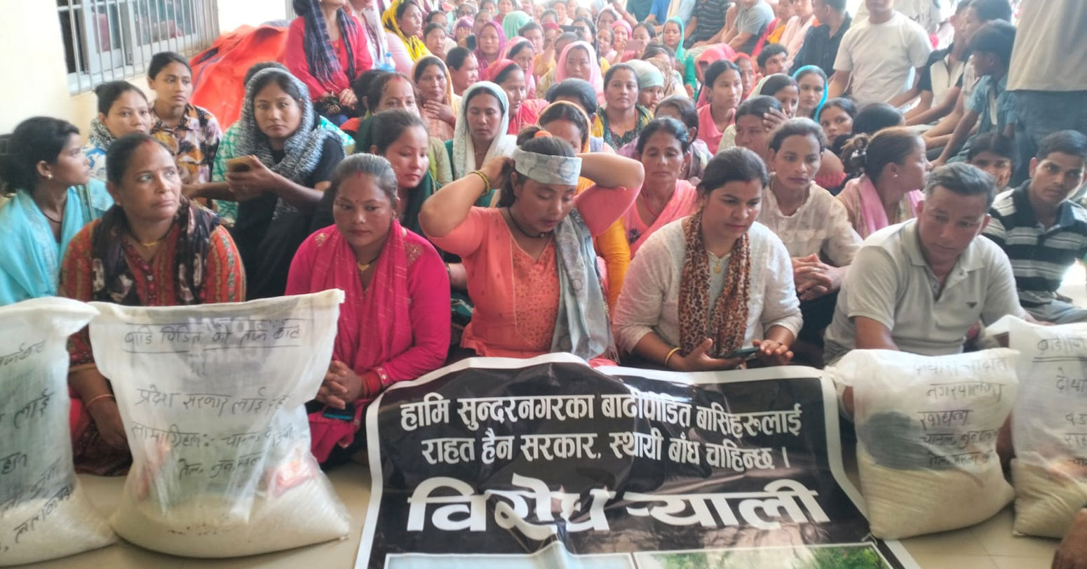 राहत भन्दा स्थायी तटबन्ध चाहियो भन्दै कञ्चनपुरको दोधारा–चाँदनीका बाढीपीडित धर्नामा
