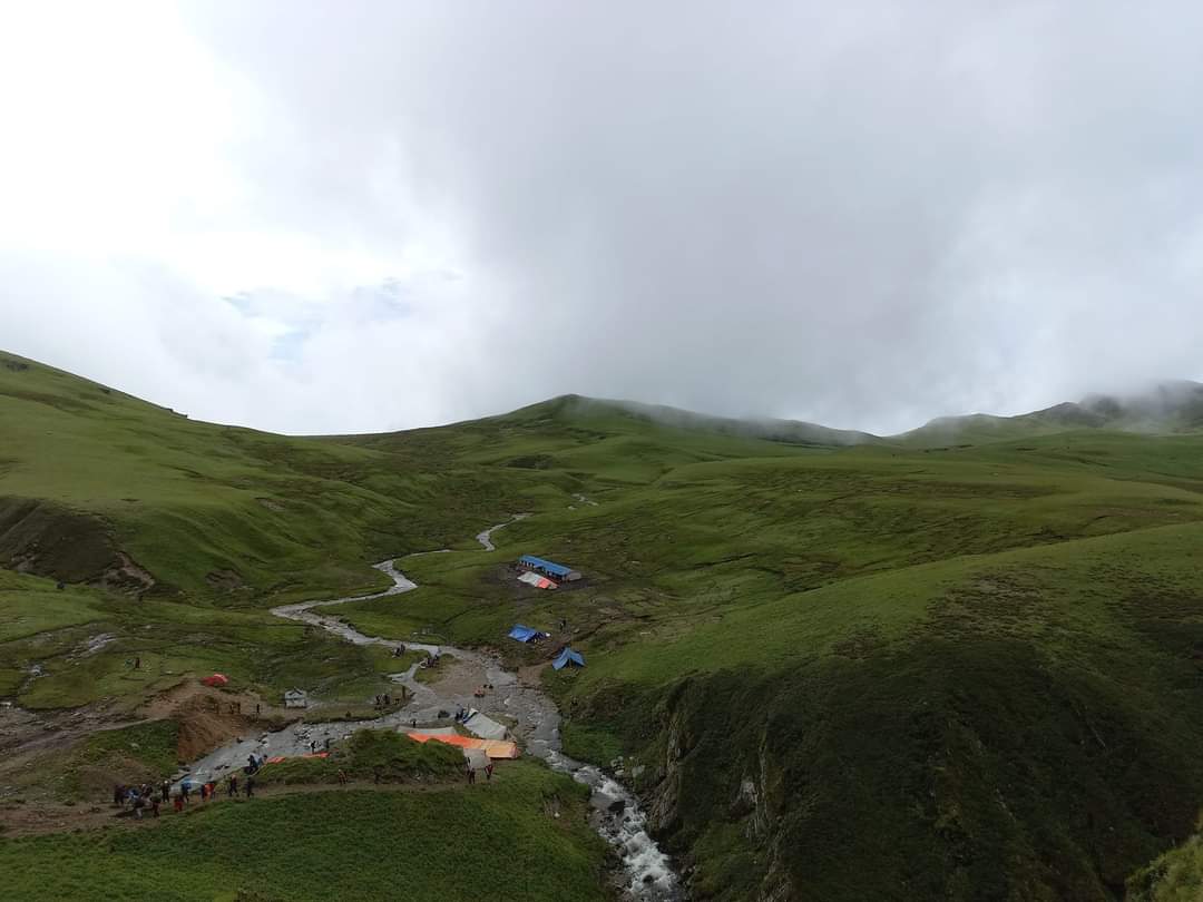 बाजुरामा लेक लागेर तीर्थयात्री भरत बुढाको मृत्यु, अत्तरियाकी ईश्वरीको शिविरमा उपचार हुँदै