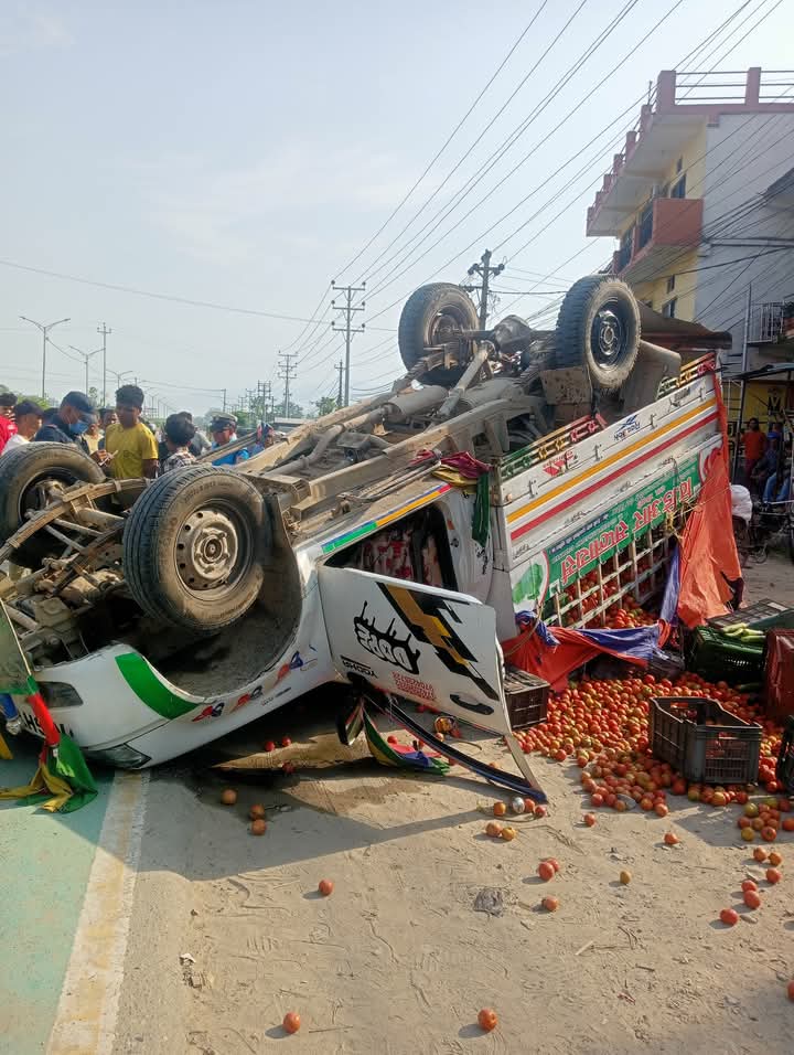 धनगढीको बोराडाँडी चोकमा बोलेरो जिप दुर्घटना