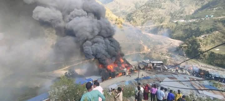 बाजुराको बाम्का बजारमा आगलागी, दर्जनभन्दा बढी पसलमा क्षति