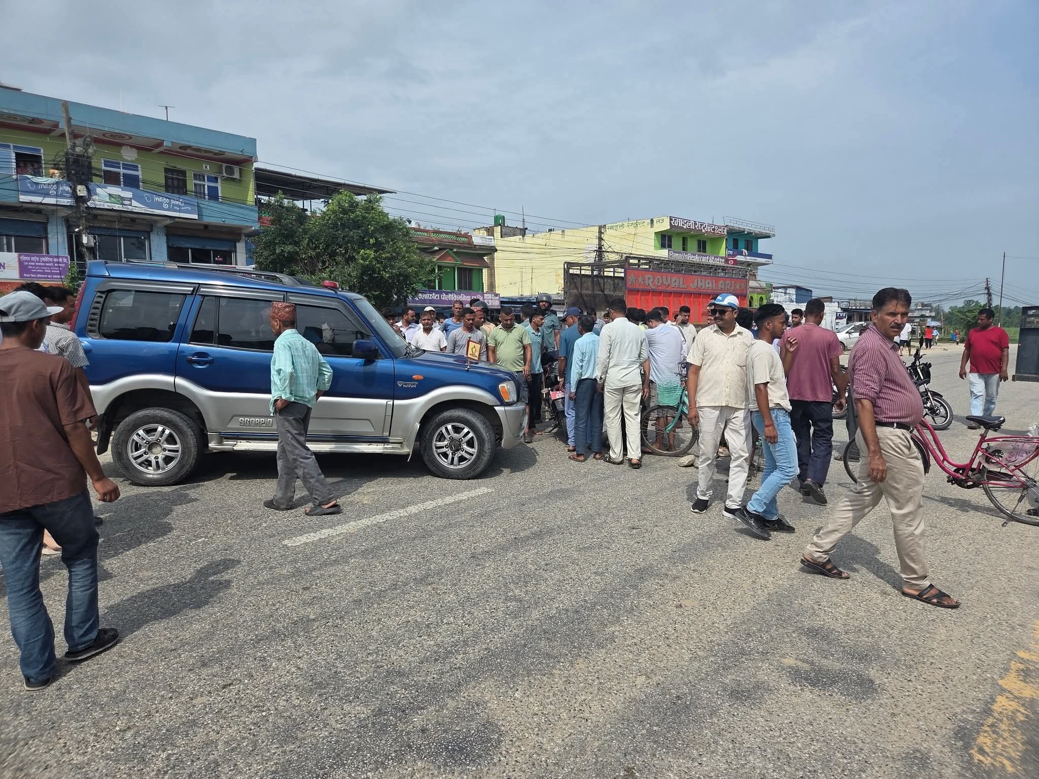प्रहरीले चलाएको मोटरसाइकलको ठक्करबाट जाेशिको मृत्यु, पूर्व-पश्चिम राजमार्ग अवरुद्ध