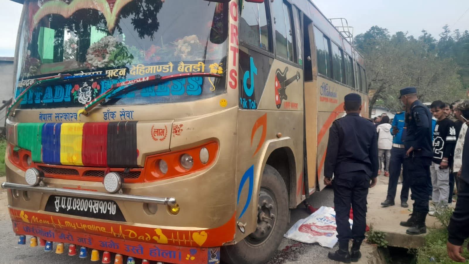 बैतडीमा बसको ठक्करबाट जात्रा हेरेर घर फर्किदै गरेकी महिलाको मृत्यु