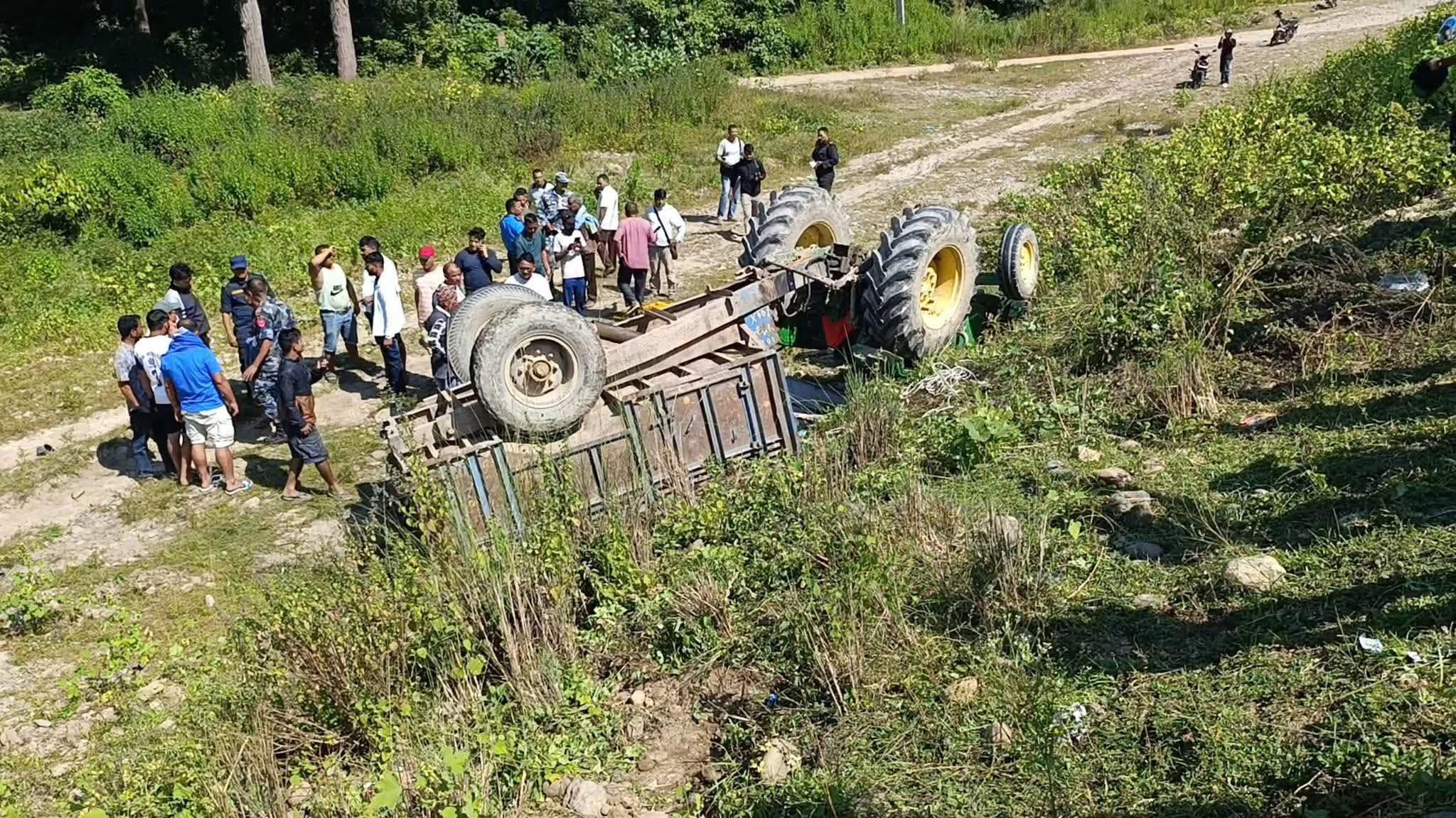 कैलालीमा मलामी बोकेको ट्याक्टर दुर्घटना हुँदा तीन जनाकाे मृत्यु, १२ घाइते