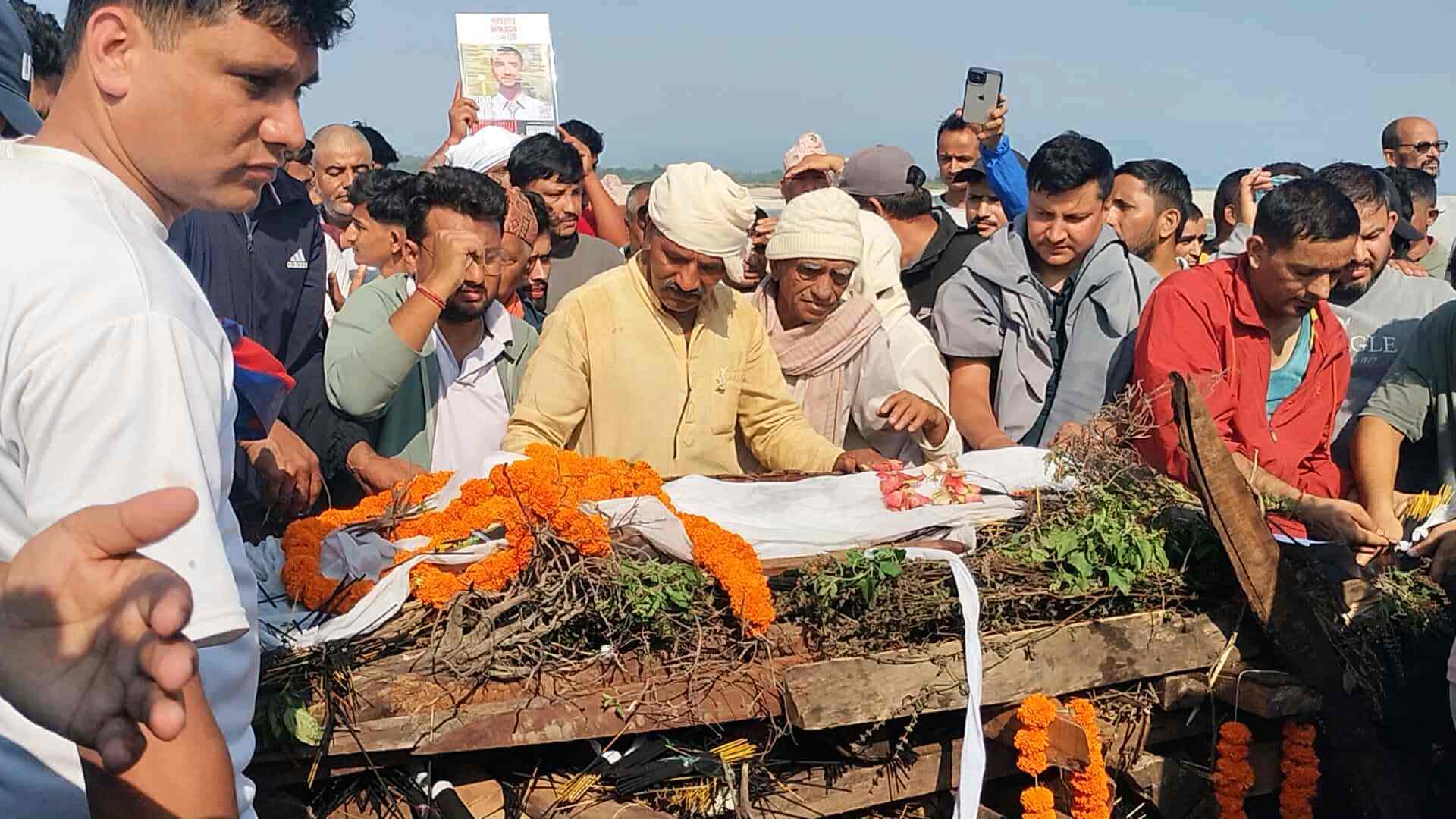 राष्ट्रिय सम्मानका साथ विपिन जोशीको महाकालीमा अन्त्येष्टि