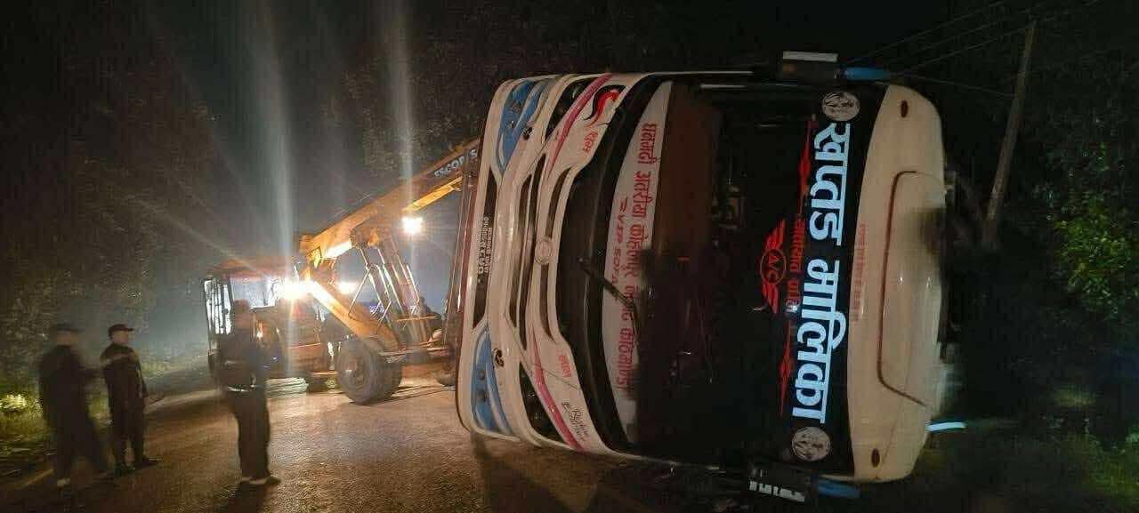 काठमाण्डौंबाट धनगढी आउँदै गरेको बस दुर्घटना, एक जनाको मृत्यु पाँच घाइते