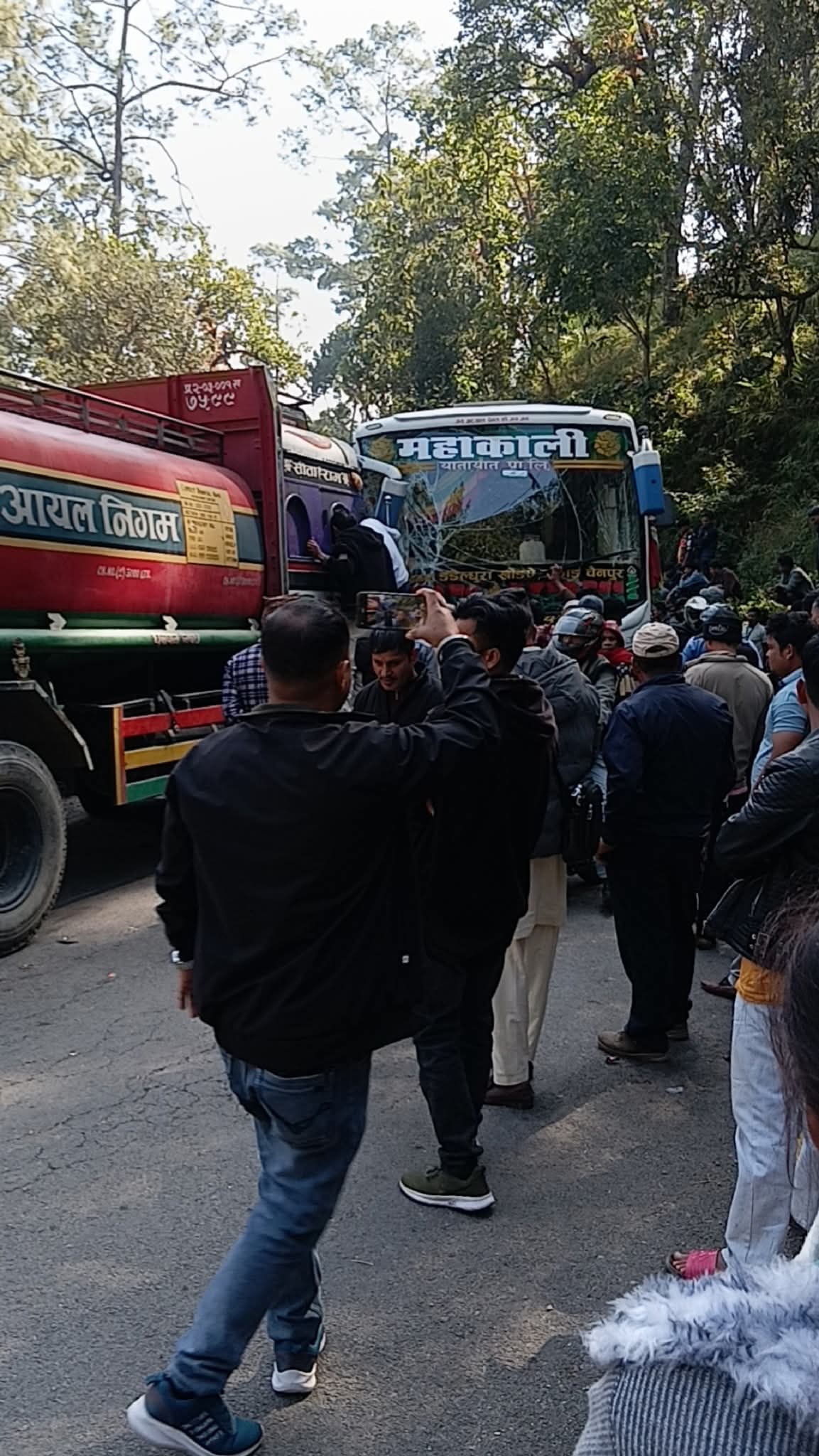 कैलालीकाे फल्टुडेमा बस र ट्याङ्कर एक आपसमा ठोक्किए