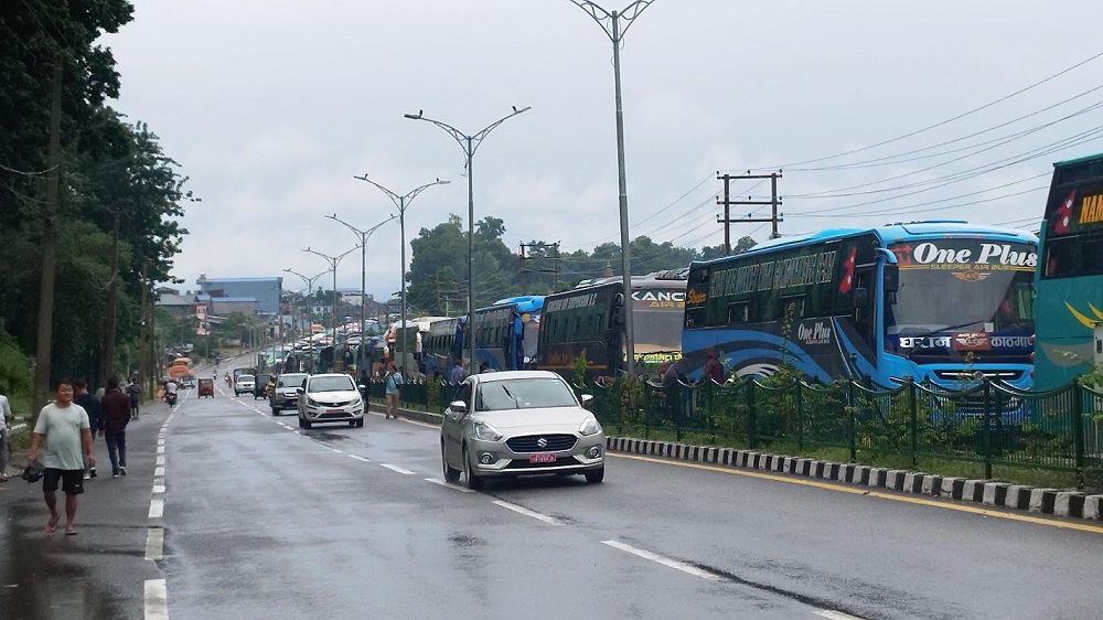 उज्यालोमै नारायणगढ पुग्ने गरी काठमाडौँबाट बस छुटाइने