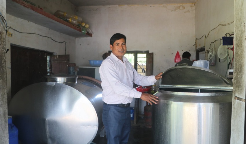 दूध बिक्रीबाट वार्षिक १३ लाख आम्दानी गर्दै कञ्चनपुरको शुक्लाफाँटाका शिवचरण राना