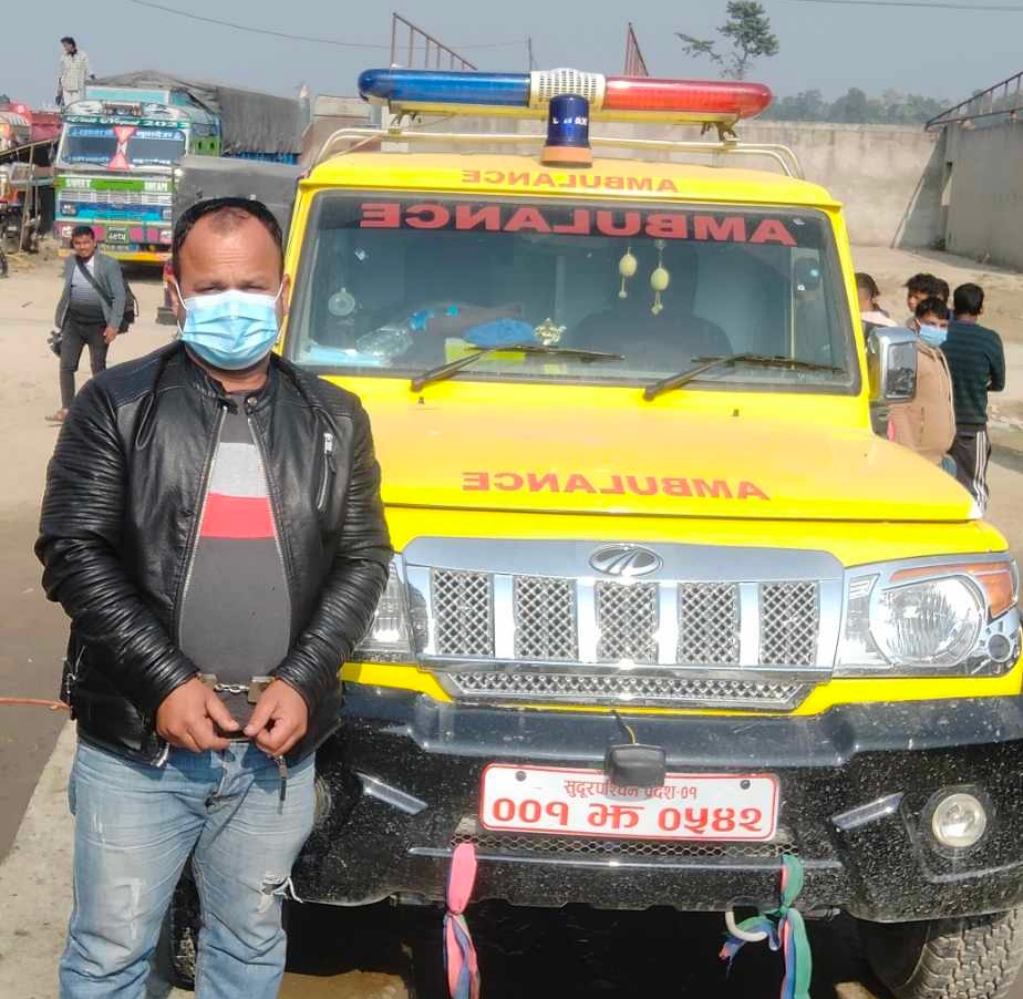 रायल प्राथमिक स्वास्थ्य चौकी देउरा बझाङका एम्बुलेन्स चालक  चरेस सहित पक्राउ