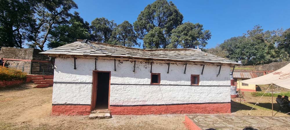 निर्माण भ्एको एकै वर्षमै भत्किपछि फेरी निर्माण हुँदै डडेलधुराको कोतघर
