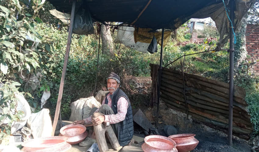 डडेल्धुरामा तामाका भाँडा बनाउने पेसा विस्थापित हुँदै