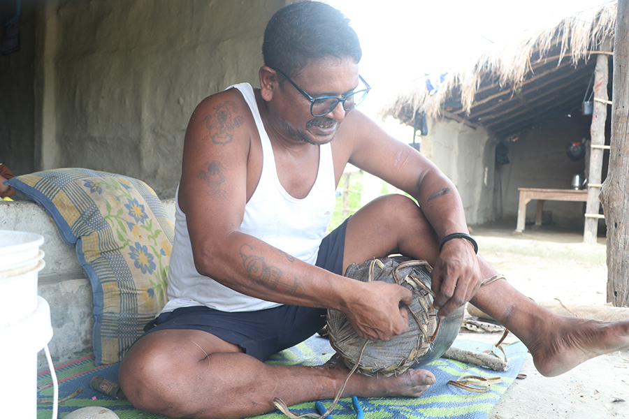 तिहारका लागि मादल बनाउन कञ्चनपुरको दोधारा चाँदनीका रेशमलाई भ्याइनभ्याइ