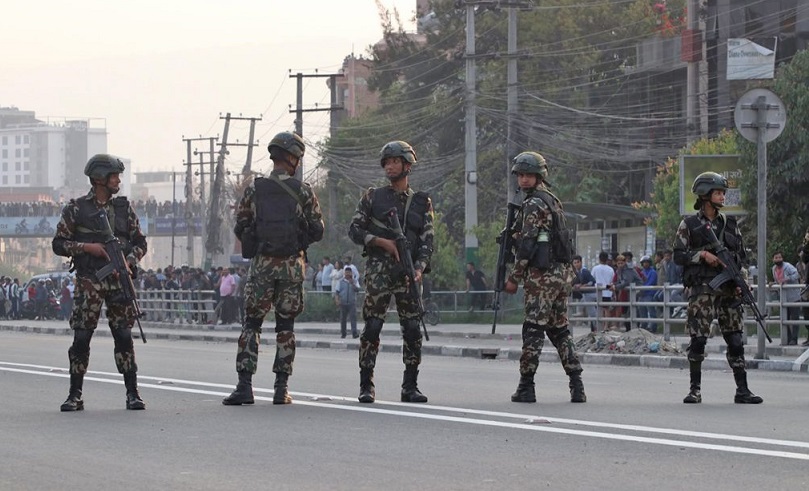 सडकमा सेना, विना काम घरबाहिर ननिस्कन आग्रह