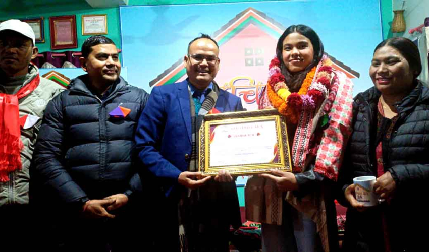 थारु समुदायकी पहिलो पाइलट महिला टीका चौधरी सम्मानित