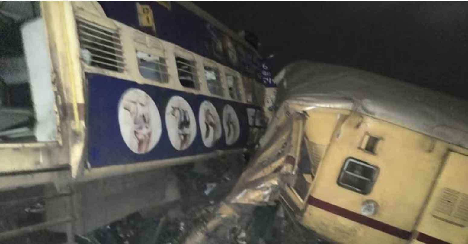भारतको आन्ध्र प्रदेशमा दुई रेल आपसमा ठोक्किदा ९ जनाको मृत्यु