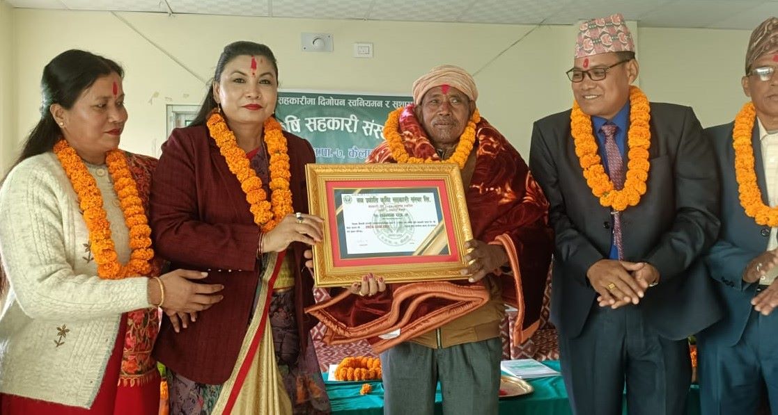 ज्येष्ठ नागरिकसहित विभिन्न व्यक्तिलाई धनगढीमा सम्मान