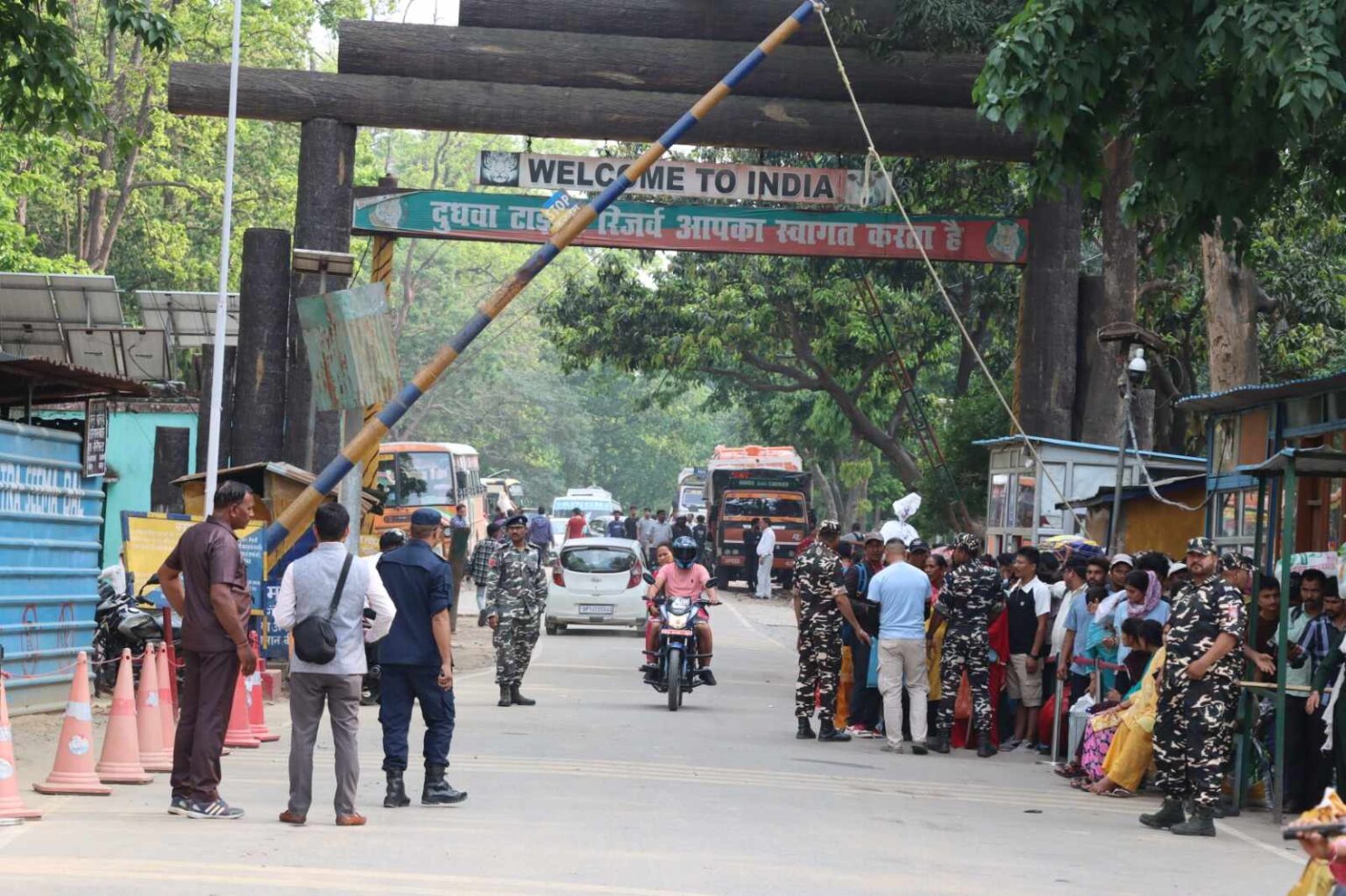 कैलाली कञ्चनपुरका सीमामा लुटिँदै घर फर्किने नेपाली