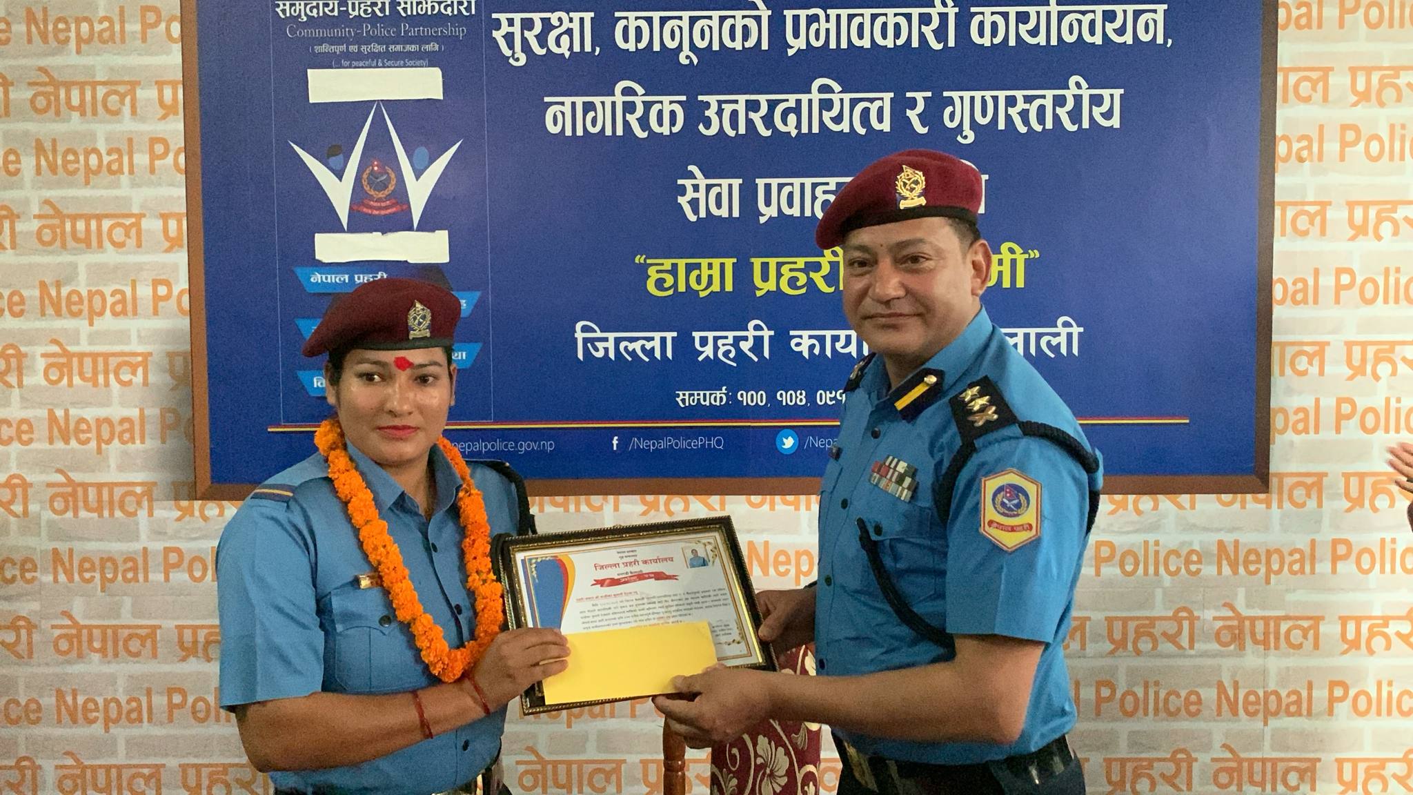 कैलालीमा महिलालाई बाटोमै प्रसूति गराउन सघाउने प्रहरी जवान देउवा पुरस्कृत