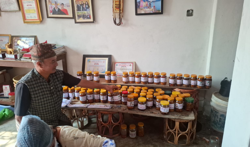 बैतडीका टेकसिंह सात वर्षदेखि पहाडी उत्पादन घरदैलोमा पुर्‍याउँदै