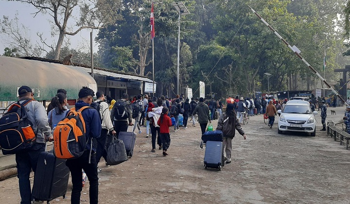 त्रिनगर नाकाबाट रोजगारीका लागि भारततर्फ जानेको भीड