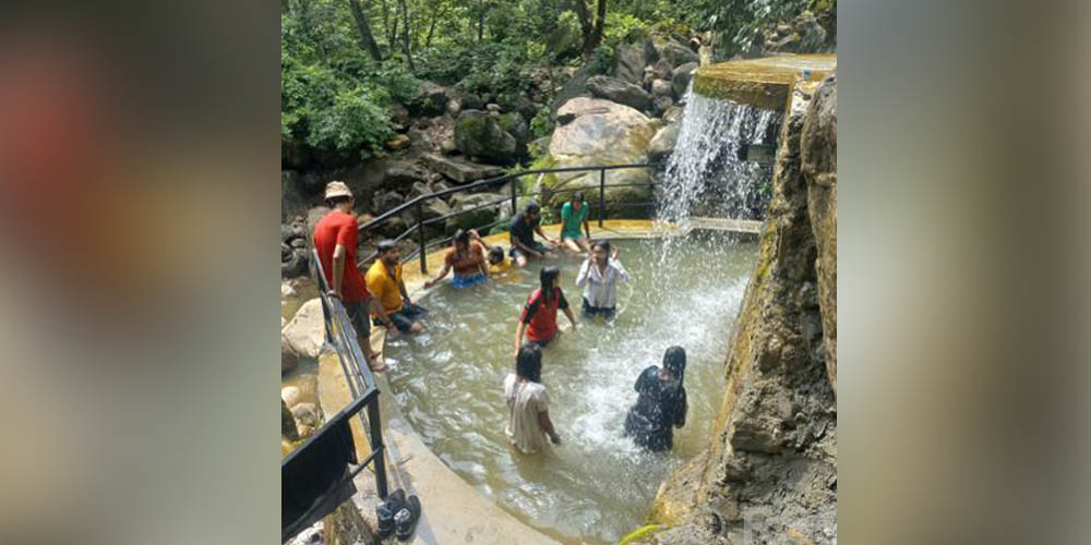 पर्यटकको आकर्षक गन्तव्य बन्दै कैलालीको आमपानी झरना