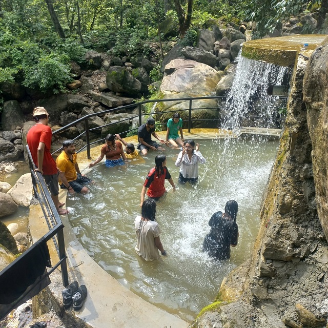 पर्यटकको रोजाइमा लम्कीको आमपानी झरना