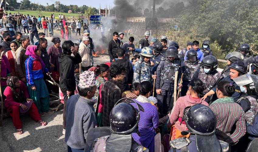 कैलालीमा पूर्वपश्चिम राजमार्ग अवरुद्ध