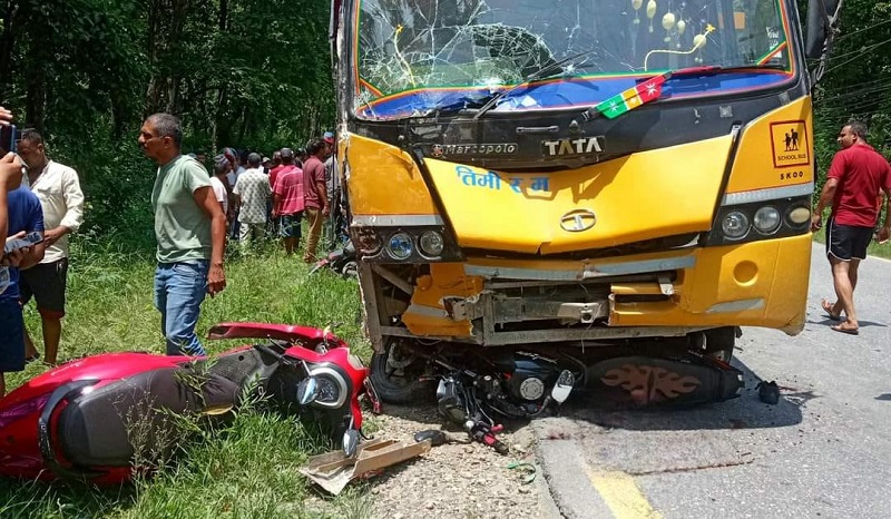 चितवनको टिकोली जङ्गलमा ८ गाडी ठोक्किए, २० जना घाइते