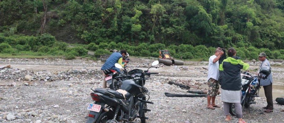 डडेल्धुराको आलीतालमा पुल नहुँदा सास्ती