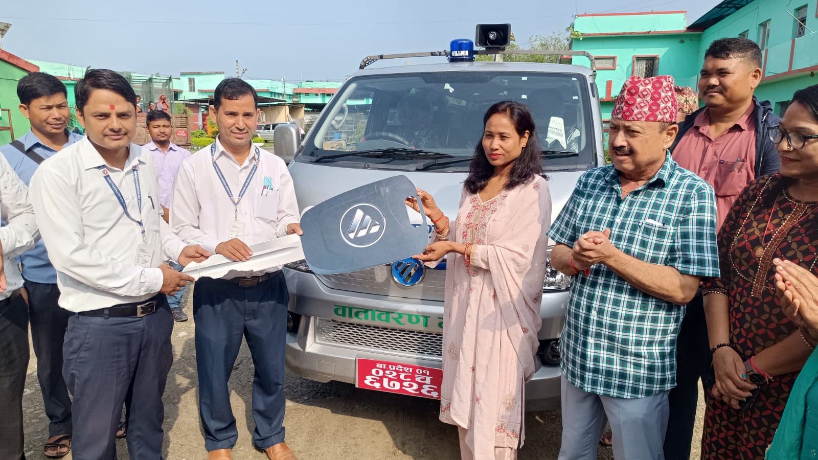 धनगढीमा विशेषज्ञ वडा स्वास्थ्य क्लिनिकका लागि विद्युतीय गाडी हस्तान्तरण