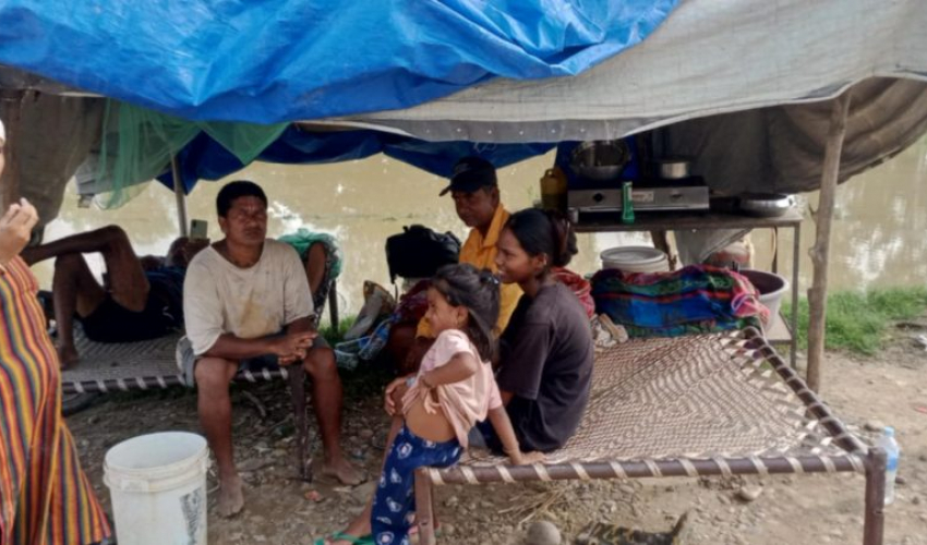 बाढीको त्रासले कञ्चनपुरको लठ्ठागौरीका बासिन्दा त्रिपाल टाँगेर बस्न बाध्य