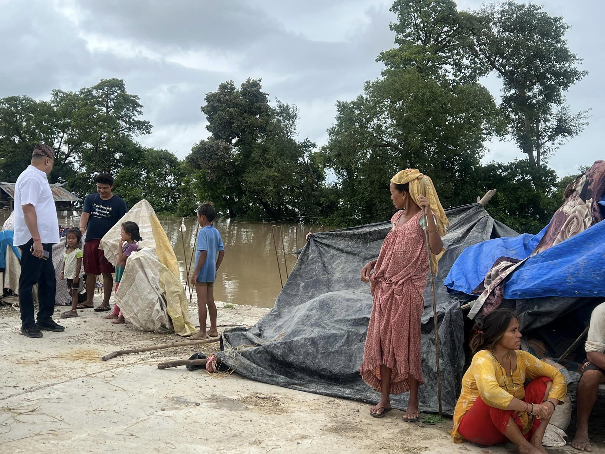 बाढी घटे पनि कैलालीका विस्थापित सडकमै