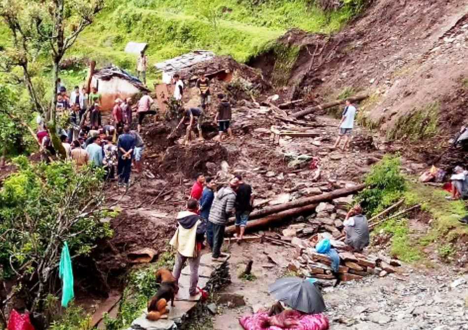 बैतडीमा पहिरोले घर पुरिँदा आमाछोराको मृत्यु