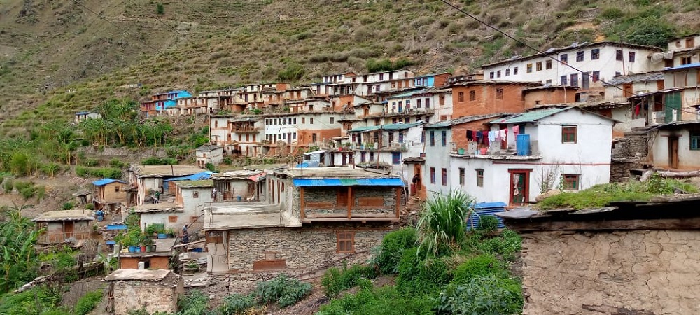 हिउँद लाग्न सुरु भएसँगै खाली हुनथाले बाजुराका गाउँबस्ती