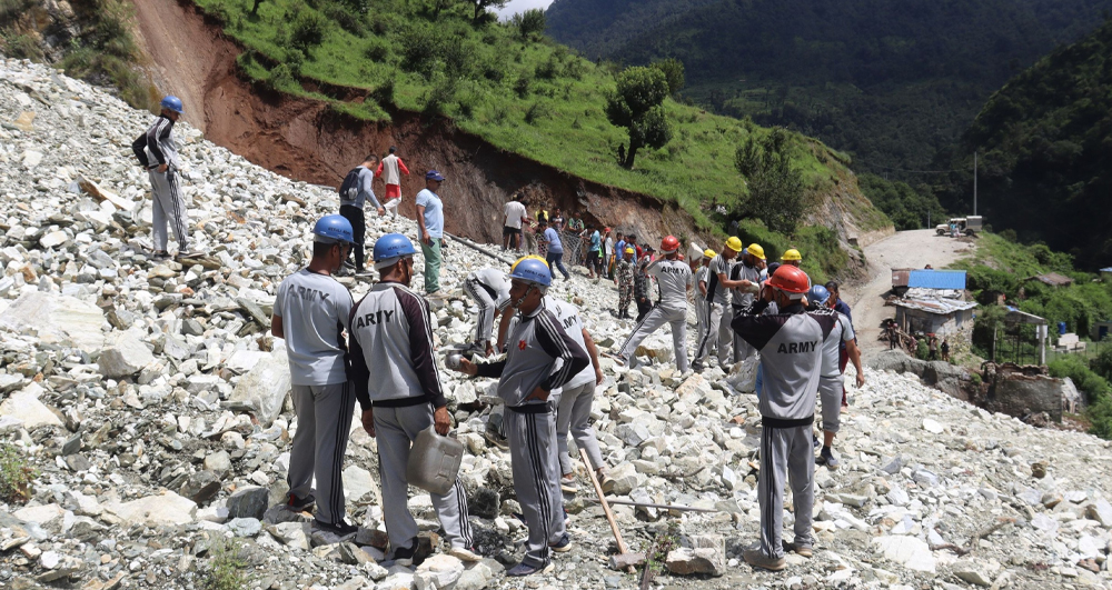 बाजुरामा बर्षाले भत्किएका बाटो मर्मत गर्दै नेपाली सेना