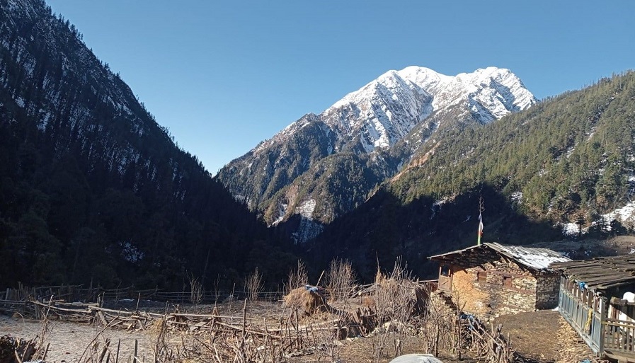 पुस्तौँदेखि सडक, सन्चार र बिद्युत सेवाबाट वञ्चित हुँदै बाजुराका गुम्बावासी