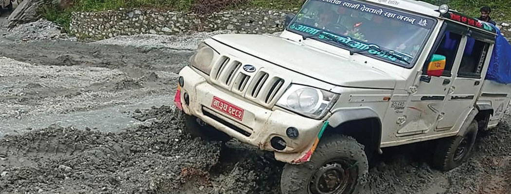 बर्खा सुरु भएसँगै बाजुरामा सडक आवतजावतमा समस्या