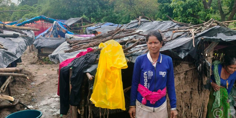 बाढीको जोखिमले राजमार्ग छेउ बस्न बाध्य कञ्चनपुरको वनहराका भूमिहीन परिवार