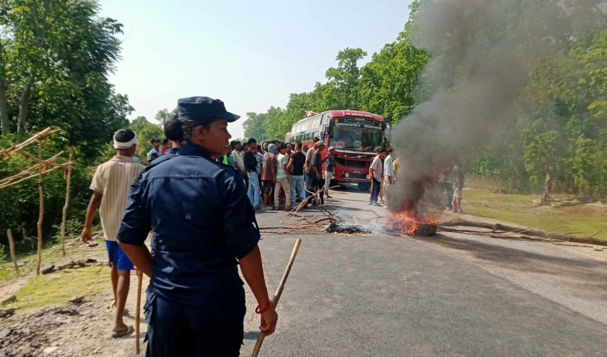 कञ्चनुरको वंकमा महेन्द्र राजमार्ग अवरुद्ध